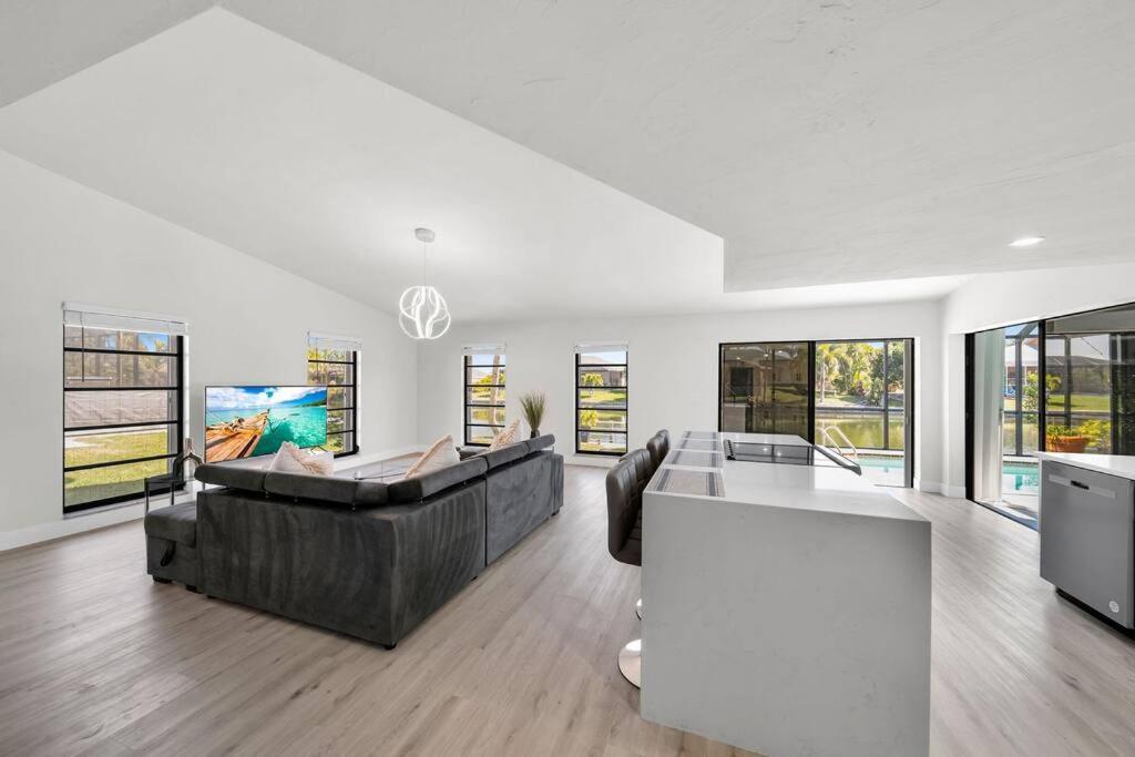 Villa Luxury Waterfront Haven In Cape Coral - Dog-Friendly Escape With Private Pool Exterior foto