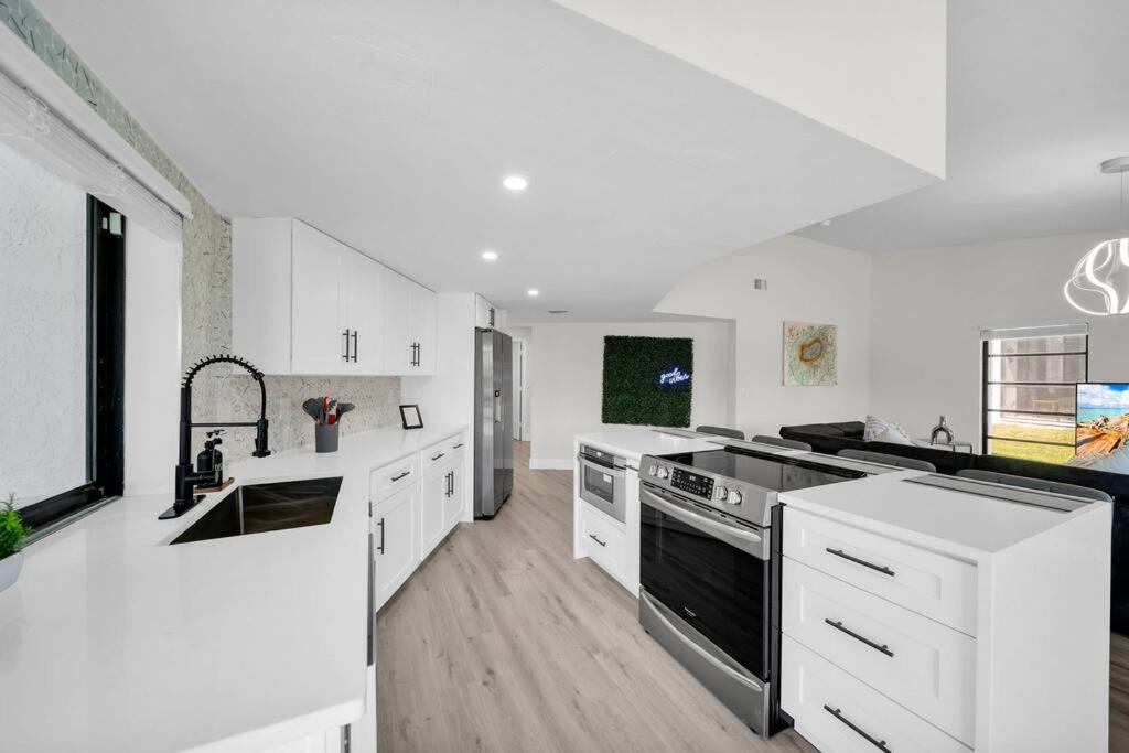 Villa Luxury Waterfront Haven In Cape Coral - Dog-Friendly Escape With Private Pool Exterior foto
